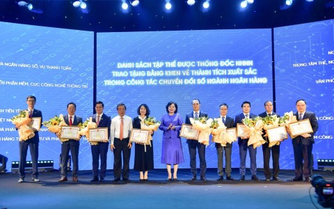 Chuyển đổi số - Trải nghiệm công nghệ - Vươn lên mạnh mẽ