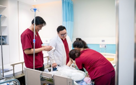 Bác sĩ thẩm mỹ bật mí chuyện đằng sau quyết định nâng ngực của nhiều phụ nữ