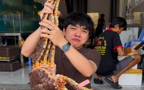 Huy Làng Hải Sản Mix đạt ‘triệu view’ khi mukbang tôm hùm, cua khổng lồ