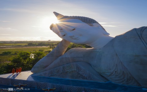 Trăng lên trên chùa Som Rong
