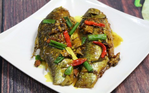 Nhớ món cá diếc kho nghệ của mẹ