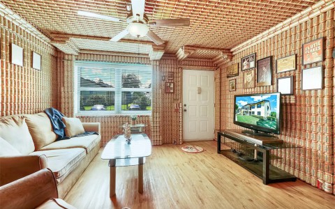 Lạ mắt với ngôi nhà trang trí bằng hàng nghìn lon bia