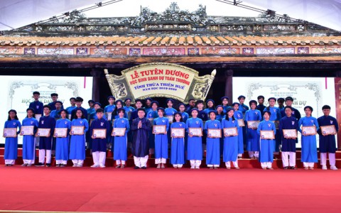 Nam sinh mặc áo dài dự lễ tuyên dương ở Quốc Tử Giám