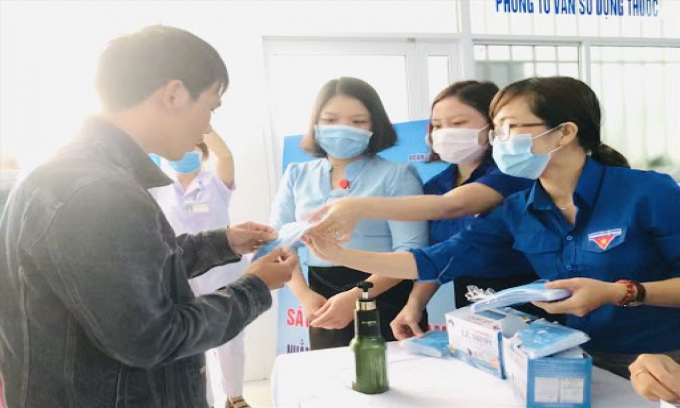 Phòng chống dịch COVID-19: Niềm tự hào Việt Nam và chiếc khẩu trang vải in hình cờ đỏ sao vàng
